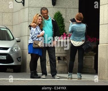 Rihannas Vater Ronald Fenty posiert mit fans vor seinem Dublin Hotel bevor er seinen Weg zu sehen, seine Tochter im Aviva Stadion Featuring: Ronald Fenty, Rihanna wo: Dublin, Irland: 21. Juni 2013 Stockfoto