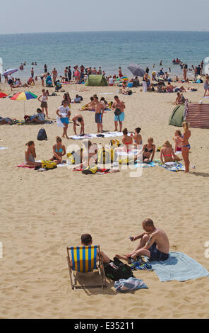 Bournemouth, Dorset, UK. 22. Juni 2014. Massen den Kopf für Bournemouth Beach an einem heißen sonnigen Tag des Wochenendes optimal. Bildnachweis: Carolyn Jenkins/Alamy Live-Nachrichten Stockfoto