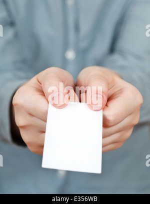 Leere Visitenkarte in weiblichen Händen hautnah Stockfoto