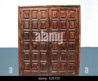 Nahaufnahme eines alten braunen Holz spanische Haustür Stockfoto