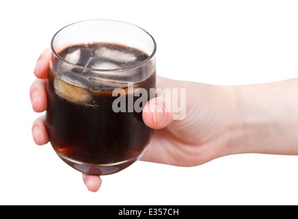 Hand, die Cola mit Eis im Glas isoliert auf weißem Hintergrund Stockfoto