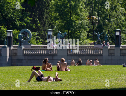 Frognerparken, Gustav Vigeland Skulpturenpark, Oslo Norwegen, Skulptur Brücke mit Touristen und ein Platz für ein Sonnenbad Stockfoto