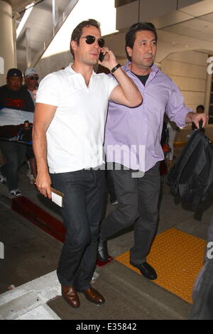 Mann aus Stahl "Schauspieler Henry Cavrrives am LAX Flughafen auf einem internationalen Flug mit: Henry Cavill Where: Los Angeles Stockfoto