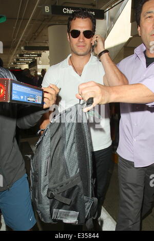 'Man of Steel' Schauspieler Henry Cavill kommt am LAX Flughafen auf einem internationalen Flug mit: Henry Cavill Where: Los Angeles Stockfoto