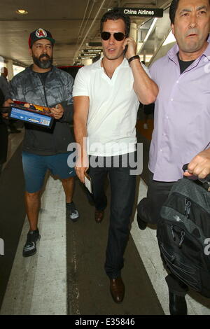 'Man of Steel' Schauspieler Henry Cavill kommt am LAX Flughafen auf einem internationalen Flug mit: Henry Cavill Where: Los Angeles, CA, Vereinigte Staaten von Amerika bei: 26. Juni 2013 Stockfoto