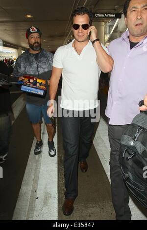 'Man of Steel' Schauspieler Henry Cavill kommt am LAX Flughafen auf einem internationalen Flug mit: Henry Cavill Where: Los Angeles, CA, Vereinigte Staaten von Amerika bei: 26. Juni 2013 Stockfoto