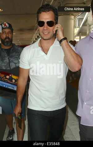 Mann aus Stahl "Schauspieler Henry Cavrrives am LAX Flughafen auf einem internationalen Flug mit: Henry Cavill Where: Los Angeles Stockfoto