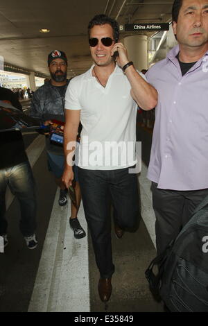 'Man of Steel' Schauspieler Henry Cavill kommt am LAX Flughafen auf einem internationalen Flug mit: Henry Cavill Where: Los Angeles Stockfoto