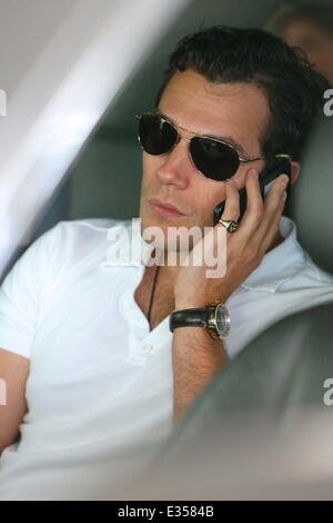 'Man of Steel' Schauspieler Henry Cavill kommt am LAX Flughafen auf einem internationalen Flug mit: Henry Cavill Where: Los Angeles, CA, Vereinigte Staaten von Amerika bei: 26. Juni 2013 Stockfoto