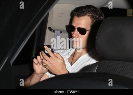 'Man of Steel' Schauspieler Henry Cavill ist Ankunft am LAX Flughafen gesehen. Während sein Handy benutzen ist ein Superman-Abzeichen sichtbar auf der Rückseite des Gerätes.  Mitwirkende: Henry Cavill wo: Los Angeles, CA, Vereinigte Staaten von Amerika bei: 26. Juni 2013 Stockfoto