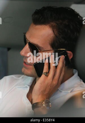 'Man of Steel' Schauspieler Henry Cavill ist Ankunft am LAX Flughafen gesehen. Während sein Handy benutzen ist ein Superman-Abzeichen sichtbar auf der Rückseite des Gerätes.  Mitwirkende: Henry Cavill wo: Los Angeles, CA, Vereinigte Staaten von Amerika bei: 26. Juni 2013 Stockfoto