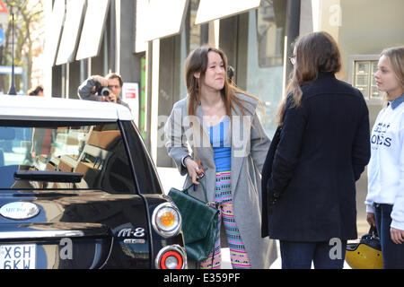 Aurora Ramazzotti, die Tochter von Eros Ramazzotti und Michelle Hunziker parkt ihr Auto für Treffen mit Freunden Featuring: Aurora Ramazzotti Where: Mailand, Italien bei: 27. Juni 2013 *** Stockfoto