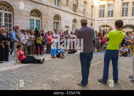 Paris, Frankreich, große Menschenmenge, Publikum, die französischen Musiker hören, die beim jährlichen nationalen Musikfestival „Fete de la Musique“ im „Credit Municipal“ Bank Courtyard in der Gegend von Marais auftreten, Jazzmusik Stockfoto