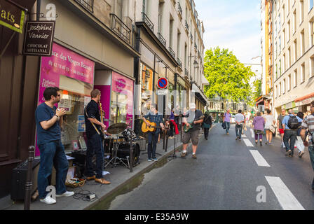 Paris, Frankreich, Rockband spielt beim jährlichen nationalen Musikfestival „Fete de la Musique“ in den Straßen des Marais und macht tagsüber Musik, Street Paris Stockfoto