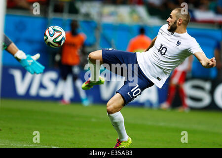 Arena Fonte Nova, Salvador da Bahia, Brasilien. 20. Juni 2014. Karim Benzema (FRA), 20. Juni 2014 - Fußball /Soccer: Karim Benzema von Frankreich Partituren seiner Seite vierte Ziel während der FIFA World Cup Brasilien 2014 Gruppe E match zwischen 2-5 Schweiz Frankreich bei Arena Fonte Nova, Salvador da Bahia, Brasilien. Bildnachweis: D.Nakashima/AFLO/Alamy Live-Nachrichten Stockfoto