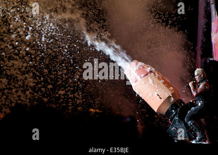 Rammstein live Höchstleistungen Bravalla Festival Featuring: Till Lindemann wo: Norrköping, Schweden: 27. Juni 2013 Stockfoto