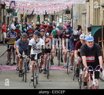 Bakewell, Derbyshire, UK. 22. Juni 2014. Radfahrer sammeln an der Ausgangspunkt für eine Radtour durch den Peak District am dritten und letzten Tag der L'Eroica Britannia. Synchronisiert die schönste Radtour der Welt 2, haben 000 Radfahrer angemeldet eine 30, 55 oder 100 Meilen-Strecke durch die wunderschöne Landschaft auf Pre-1987 Fahrrädern in Vintage-Kit zu vervollständigen. Inspiriert durch eine jährliche toskanischen Radsport Festival, die UKÕs zuerst immer L'Eroica Britannia hat gefeiert Radfahren Vintage, Retro-Mode und Gastronomie und Fahrer aus Neuseeland, Deutschland, Dänemark, Brasilien, Südafrika und mehr angezogen. © Matt Stockfoto