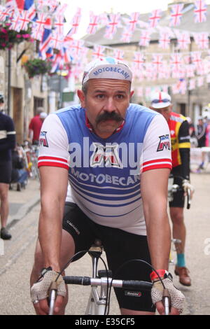 Bakewell, Derbyshire, UK. 22. Juni 2014. Radfahrer sammeln an der Ausgangspunkt für eine Radtour durch den Peak District am dritten und letzten Tag der L'Eroica Britannia. Synchronisiert die schönste Radtour der Welt 2, haben 000 Radfahrer angemeldet eine 30, 55 oder 100 Meilen-Strecke durch die wunderschöne Landschaft auf Pre-1987 Fahrrädern in Vintage-Kit zu vervollständigen. Inspiriert durch eine jährliche toskanischen Radsport Festival, die UKÕs zuerst immer L'Eroica Britannia hat gefeiert Radfahren Vintage, Retro-Mode und Gastronomie und Fahrer aus Neuseeland, Deutschland, Dänemark, Brasilien, Südafrika und mehr angezogen. © Matt Stockfoto