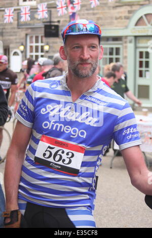 Bakewell, Derbyshire, UK. 22. Juni 2014. Radfahrer sammeln an der Ausgangspunkt für eine Radtour durch den Peak District am dritten und letzten Tag der L'Eroica Britannia. Synchronisiert die schönste Radtour der Welt 2, haben 000 Radfahrer angemeldet eine 30, 55 oder 100 Meilen-Strecke durch die wunderschöne Landschaft auf Pre-1987 Fahrrädern in Vintage-Kit zu vervollständigen. Inspiriert durch eine jährliche toskanischen Radsport Festival, die UKÕs zuerst immer L'Eroica Britannia hat gefeiert Radfahren Vintage, Retro-Mode und Gastronomie und Fahrer aus Neuseeland, Deutschland, Dänemark, Brasilien, Südafrika und mehr angezogen. © Matt Stockfoto