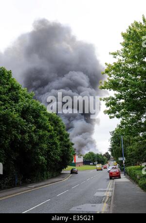 Feuerwehr am Unfallort ein Feuer in einem Kunststoff-recycling-Fabrik in Smethwick. Das Feuer begann um ca. 23:00 am Sonntagabend und wurde durch die Feuerwehr als eines der größten beschrieben jemals in den West Midlands. Es wird angenommen, begann b gewesen Stockfoto