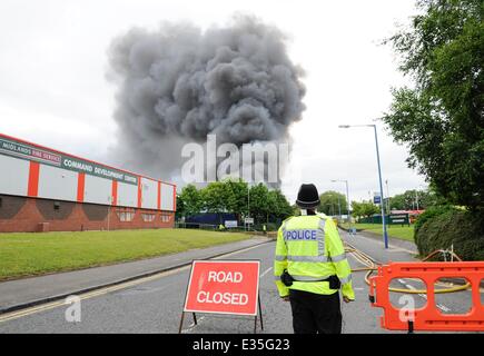 Feuerwehr am Unfallort ein Feuer in einem Kunststoff-recycling-Fabrik in Smethwick. Das Feuer begann um ca. 23:00 am Sonntagabend und wurde durch die Feuerwehr als eines der größten beschrieben jemals in den West Midlands. Es wird angenommen, begann b gewesen Stockfoto