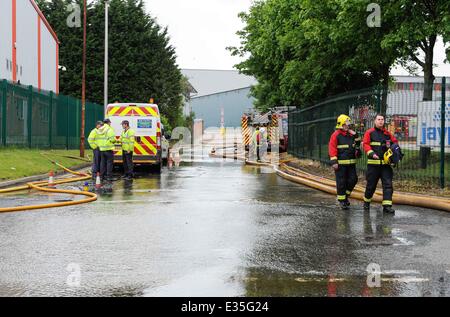 Feuerwehr am Unfallort ein Feuer in einem Kunststoff-recycling-Fabrik in Smethwick. Das Feuer begann um ca. 23:00 am Sonntagabend und wurde durch die Feuerwehr als eines der größten beschrieben jemals in den West Midlands. Es wird angenommen, begann b gewesen Stockfoto