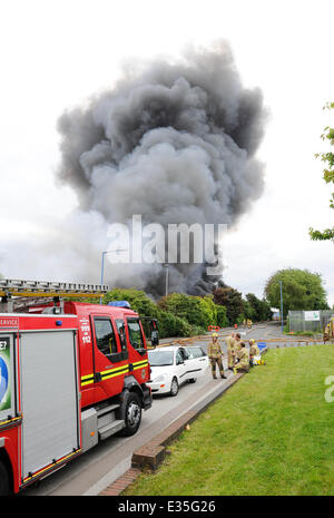 Feuerwehr am Unfallort ein Feuer in einem Kunststoff-recycling-Fabrik in Smethwick. Das Feuer begann um ca. 23:00 am Sonntagabend und wurde durch die Feuerwehr als eines der größten beschrieben jemals in den West Midlands. Es wird angenommen, begann b gewesen Stockfoto