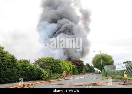 Feuerwehr am Unfallort ein Feuer in einem Kunststoff-recycling-Fabrik in Smethwick. Das Feuer begann um ca. 23:00 am Sonntagabend und wurde durch die Feuerwehr als eines der größten beschrieben jemals in den West Midlands. Es wird angenommen, begann b gewesen Stockfoto