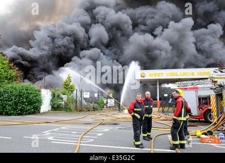 Feuerwehr am Unfallort ein Feuer in einem Kunststoff-recycling-Fabrik in Smethwick. Das Feuer begann um ca. 23:00 am Sonntagabend und wurde durch die Feuerwehr als eines der größten beschrieben jemals in den West Midlands. Es wird angenommen, begann b gewesen Stockfoto