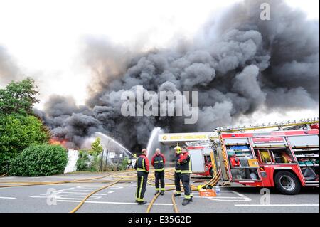 Feuerwehr am Unfallort ein Feuer in einem Kunststoff-recycling-Fabrik in Smethwick. Das Feuer begann um ca. 23:00 am Sonntagabend und wurde durch die Feuerwehr als eines der größten beschrieben jemals in den West Midlands. Es wird angenommen, durch einen einzigen Lampion gestartet wurden. Rund 200 Feuerwehrleute haben das Feuer auf dem Gelände in Angriff genommen. Schätzungsweise 100.000 Tonnen recycling-Material und eine Fabrik-Einheit sind in Brand, und Mannschaften haben gekämpft, um die Flammen Übergreifen auf benachbarte Unternehmen zu stoppen.  Wo: Birmingham, Vereinigtes Königreich als: 1. Juli 2013 Stockfoto