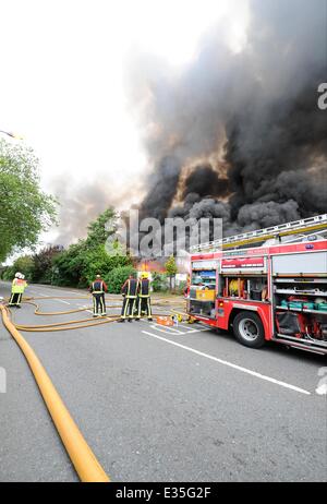 Feuerwehr am Unfallort ein Feuer in einem Kunststoff-recycling-Fabrik in Smethwick. Das Feuer begann um ca. 23:00 am Sonntagabend und wurde durch die Feuerwehr als eines der größten beschrieben jemals in den West Midlands. Es wird angenommen, begann b gewesen Stockfoto