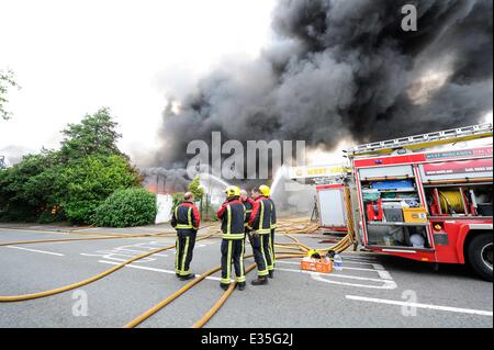 Feuerwehr am Unfallort ein Feuer in einem Kunststoff-recycling-Fabrik in Smethwick. Das Feuer begann um ca. 23:00 am Sonntagabend und wurde durch die Feuerwehr als eines der größten beschrieben jemals in den West Midlands. Es wird angenommen, begann b gewesen Stockfoto