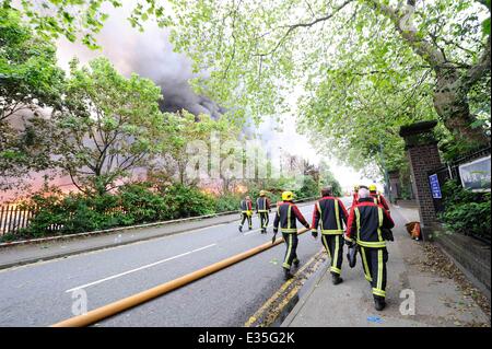 Feuerwehr am Unfallort ein Feuer in einem Kunststoff-recycling-Fabrik in Smethwick. Das Feuer begann um ca. 23:00 am Sonntagabend und wurde durch die Feuerwehr als eines der größten beschrieben jemals in den West Midlands. Es wird angenommen, begann b gewesen Stockfoto