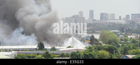 Feuerwehr am Unfallort ein Feuer in einem Kunststoff-recycling-Fabrik in Smethwick. Das Feuer begann um ca. 23:00 am Sonntagabend und wurde durch die Feuerwehr als eines der größten beschrieben jemals in den West Midlands. Es wird angenommen, begann b gewesen Stockfoto