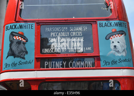 Regent Street, London, UK. 22. Juni 2014. Werbung auf der Rückseite eines Busses an der Bus-Kavalkade in der Regent Street. Dies ist eine Veranstaltung zur Feier des Jahres des Busses, mit 50 Busse vom Pferd gezogen, um die neuesten Busse in London heute verwendet wird. Bildnachweis: Matthew Chattle/Alamy Live-Nachrichten Stockfoto