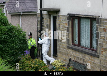 Forensische Polizei Büros untersuchen die Heimat einer 84 Jahre alten Frau, genannt als Louisa Denby, der tot mit mehreren Messerstichen in Shipley, West Yorkshire gefunden wurde. Es wird vermutet, dass der Vorfall bezieht sich auf einen Angriff auf ein einen neun Jahre alten Jungen im nahe gelegenen Carnegie Skate Park. Ein 26-j hrige Shipley Mann, der Polizei, zu der Frau verbunden war sagte, ist im Zusammenhang mit beiden Verbrechen verhaftet worden.  Wo: Shipley, Vereinigtes Königreich bei: 2. Juli 2013 Stockfoto