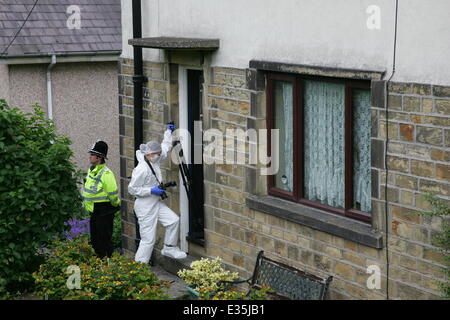 Forensische Polizei Büros untersuchen die Heimat einer 84 Jahre alten Frau, genannt als Louisa Denby, der tot mit mehreren Messerstichen in Shipley, West Yorkshire gefunden wurde. Es wird vermutet, dass der Vorfall bezieht sich auf einen Angriff auf ein einen neun Jahre alten Jungen im nahe gelegenen Carnegie Skate Park. Ein 26-j hrige Shipley Mann, der Polizei, zu der Frau verbunden war sagte, ist im Zusammenhang mit beiden Verbrechen verhaftet worden.  Wo: Shipley, Vereinigtes Königreich bei: 2. Juli 2013 Stockfoto