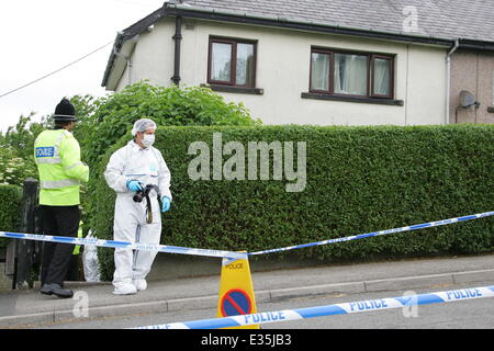 Forensische Polizei Büros untersuchen die Heimat einer 84 Jahre alten Frau, genannt als Louisa Denby, der tot mit mehreren Messerstichen in Shipley, West Yorkshire gefunden wurde. Es wird vermutet, dass der Vorfall bezieht sich auf einen Angriff auf ein einen neun Jahre alten Jungen im nahe gelegenen Ca Stockfoto