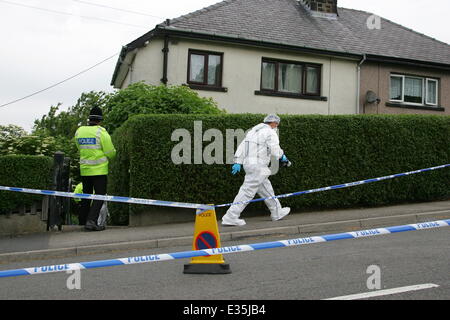 Forensische Polizei Büros untersuchen die Heimat einer 84 Jahre alten Frau, genannt als Louisa Denby, der tot mit mehreren Messerstichen in Shipley, West Yorkshire gefunden wurde. Es wird vermutet, dass der Vorfall bezieht sich auf einen Angriff auf ein einen neun Jahre alten Jungen im nahe gelegenen Carnegie Skate Park. Ein 26-j hrige Shipley Mann, der Polizei, zu der Frau verbunden war sagte, ist im Zusammenhang mit beiden Verbrechen verhaftet worden.  Wo: Shipley, Vereinigtes Königreich bei: 2. Juli 2013 Stockfoto