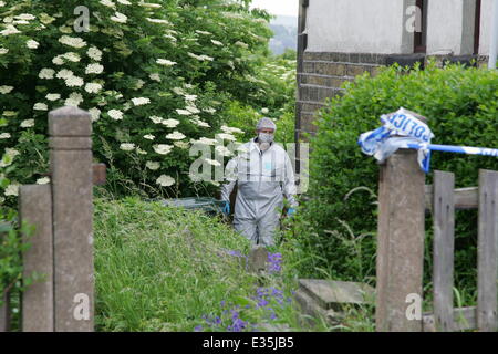 Forensische Polizei Büros untersuchen die Heimat einer 84 Jahre alten Frau, genannt als Louisa Denby, der tot mit mehreren Messerstichen in Shipley, West Yorkshire gefunden wurde. Es wird vermutet, dass der Vorfall bezieht sich auf einen Angriff auf ein einen neun Jahre alten Jungen im nahe gelegenen Carnegie Skate Park. Ein 26-j hrige Shipley Mann, der Polizei, zu der Frau verbunden war sagte, ist im Zusammenhang mit beiden Verbrechen verhaftet worden.  Wo: Shipley, Vereinigtes Königreich bei: 2. Juli 2013 Stockfoto