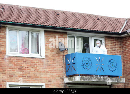 Forensische Polizei Büros untersuchen die Heimat einer 84 Jahre alten Frau, genannt als Louisa Denby, der tot mit mehreren Messerstichen in Shipley, West Yorkshire gefunden wurde. Es wird vermutet, dass der Vorfall bezieht sich auf einen Angriff auf ein einen neun Jahre alten Jungen im nahe gelegenen Ca Stockfoto