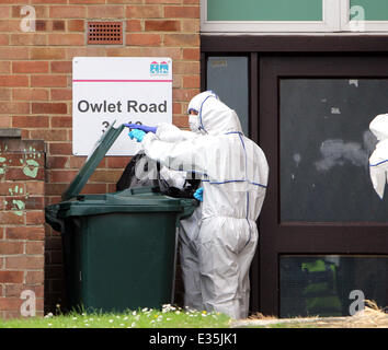 Forensische Polizei Büros untersuchen die Heimat einer 84 Jahre alten Frau, genannt als Louisa Denby, der tot mit mehreren Messerstichen in Shipley, West Yorkshire gefunden wurde. Es wird vermutet, dass der Vorfall bezieht sich auf einen Angriff auf ein einen neun Jahre alten Jungen im nahe gelegenen Ca Stockfoto