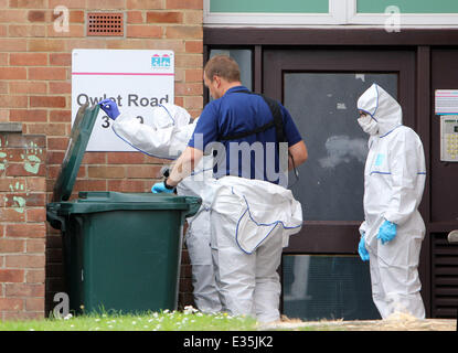 Forensische Polizei Büros untersuchen die Heimat einer 84 Jahre alten Frau, genannt als Louisa Denby, der tot mit mehreren Messerstichen in Shipley, West Yorkshire gefunden wurde. Es wird vermutet, dass der Vorfall bezieht sich auf einen Angriff auf ein einen neun Jahre alten Jungen im nahe gelegenen Carnegie Skate Park. Ein 26-j hrige Shipley Mann, der Polizei, zu der Frau verbunden war sagte, ist im Zusammenhang mit beiden Verbrechen verhaftet worden.  Wo: Shipley, West Yorkshire, Vereinigtes Königreich bei: 2. Juli 2013 Stockfoto