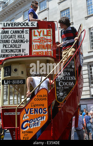 Regent Street, London, UK. 22. Juni 2014. Menschen steigen die Treppe eines offenen gekrönt Bus an die Bus-Kavalkade. Dies ist eine Veranstaltung zur Feier des Jahres des Busses, mit 50 Busse vom Pferd gezogen, um die neuesten Busse in London heute verwendet wird. Bildnachweis: Matthew Chattle/Alamy Live-Nachrichten Stockfoto