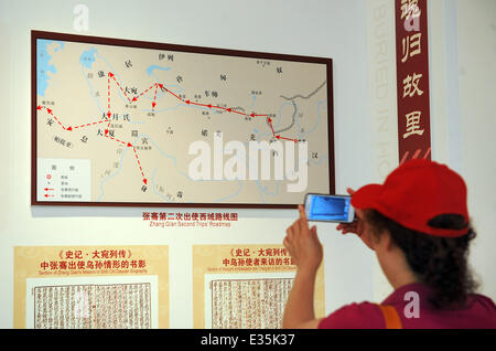 (140622)--HANZHONG, 22. Juni 2014 (Xinhua)--ein Tourist nimmt Fotos einer Roadmap zeigt Zhang Qians zweite Reise in den Westen auf dem Grab von Zhang Qian in Chenggu County von Hanzhong, Nordwesten der chinesischen Provinz Shaanxi, 21. Juni 2014. Zhang Qian (ca. 164-114 v. Chr.) war ein einflussreicher Diplomat von Chinas westlichen Han-Dynastie (202 v. Chr. - 9 n. Chr.) und einer der Pioniere der Seidenstraße. Die berühmten alten Seidenstraße, diente als ein Korridor für den Handel und kulturellen Austausch zwischen Asien und Europa vor 2.000 Jahren stammt, wurde auf die Liste des Welterbes in Doha, der Hauptstadt von Qata eingeschrieben. Stockfoto