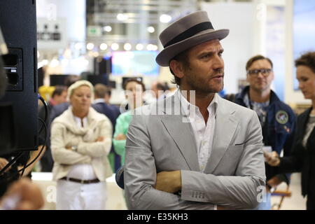 Harald Glööckler besucht eine Pressekonferenz zur Förderung seiner neuen Modekollektion Featuring: Peer Kusmagk wo: Berlin, Deutschland bei: 3. Juli 2013 Stockfoto