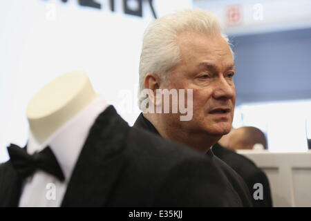 Harald Glööckler besucht eine Pressekonferenz zur Förderung seiner neuen Modekollektion Featuring: Dieter Schroth wo: Berlin, Deutschland bei: 3. Juli 2013 Stockfoto