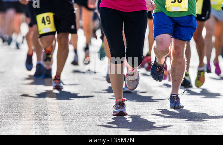 Nahaufnahme von Läufern Beine und Füße in 5K & 10K Fuß Rennen, jährliche FIBark Festival, Salida, Colorado, USA Stockfoto