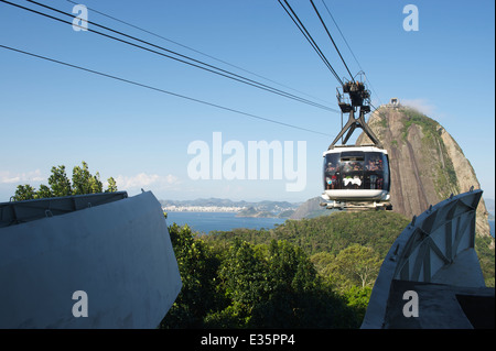 RIO DE JANEIRO, Brasilien - 20. Oktober 2013: Kabel, dass Auto voller Touristen am Bahnhof ankommt, am Zuckerhut. Stockfoto