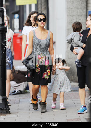 Myleene Klass nimmt ihre Tochter Ava zur Schule begleitet von ihrer jüngsten Tochter Hero.  Mitwirkende: Held, Myleene Klass wo: London, Vereinigtes Königreich bei: 5. Juli 2013 Stockfoto